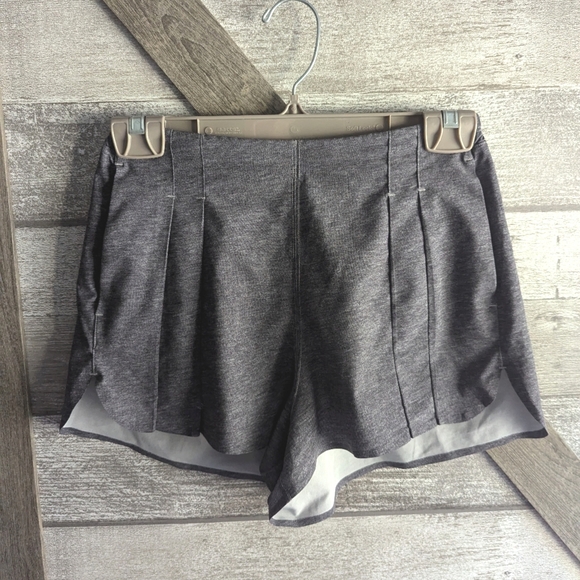lululemon athletica Pants - Lululemon Grey Go Endeavor Pleated Short